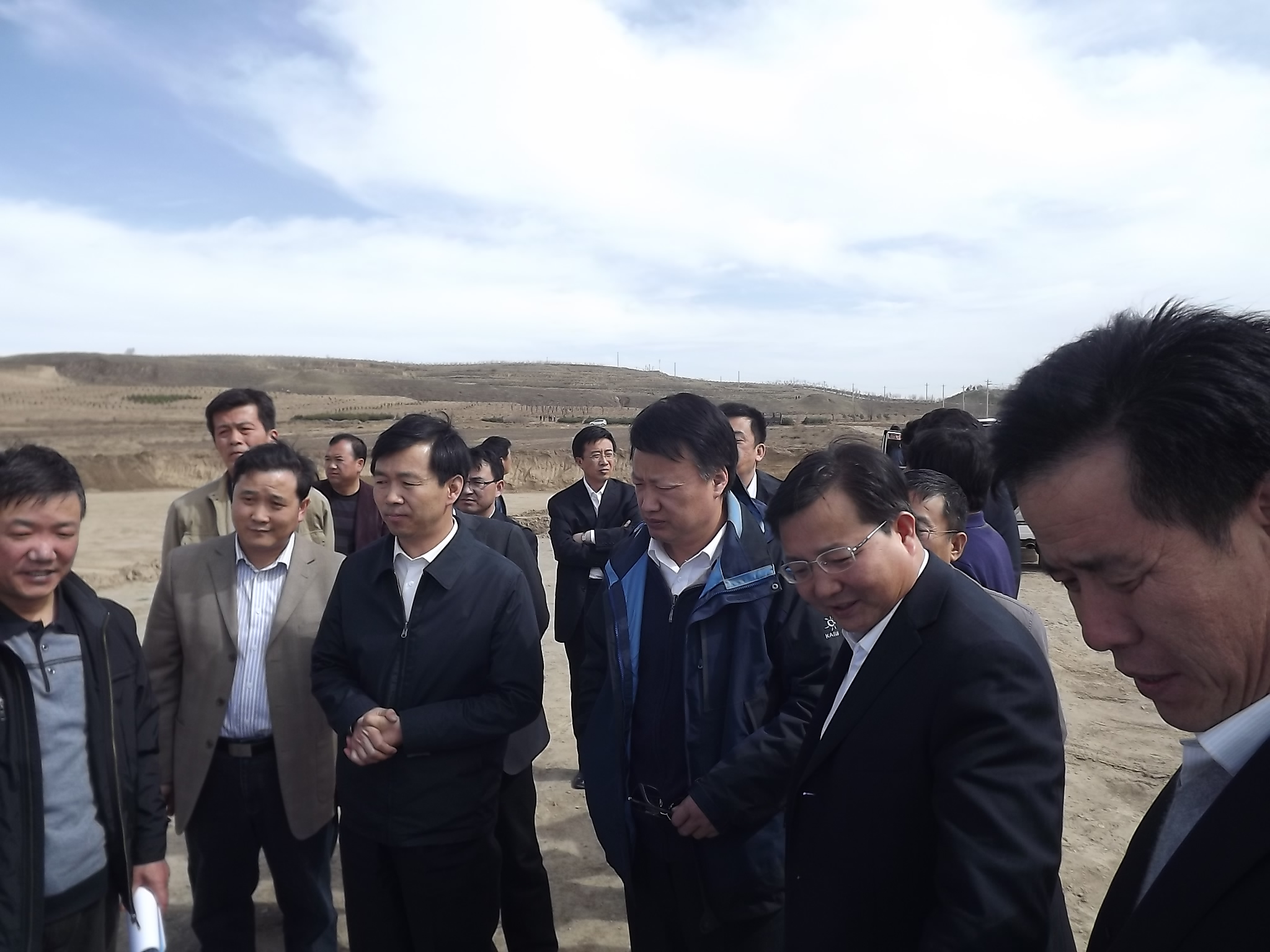 2012年4月自治区财政厅厅长王和山、市委书记李文章、副市长赵旭辉一同视察工地。