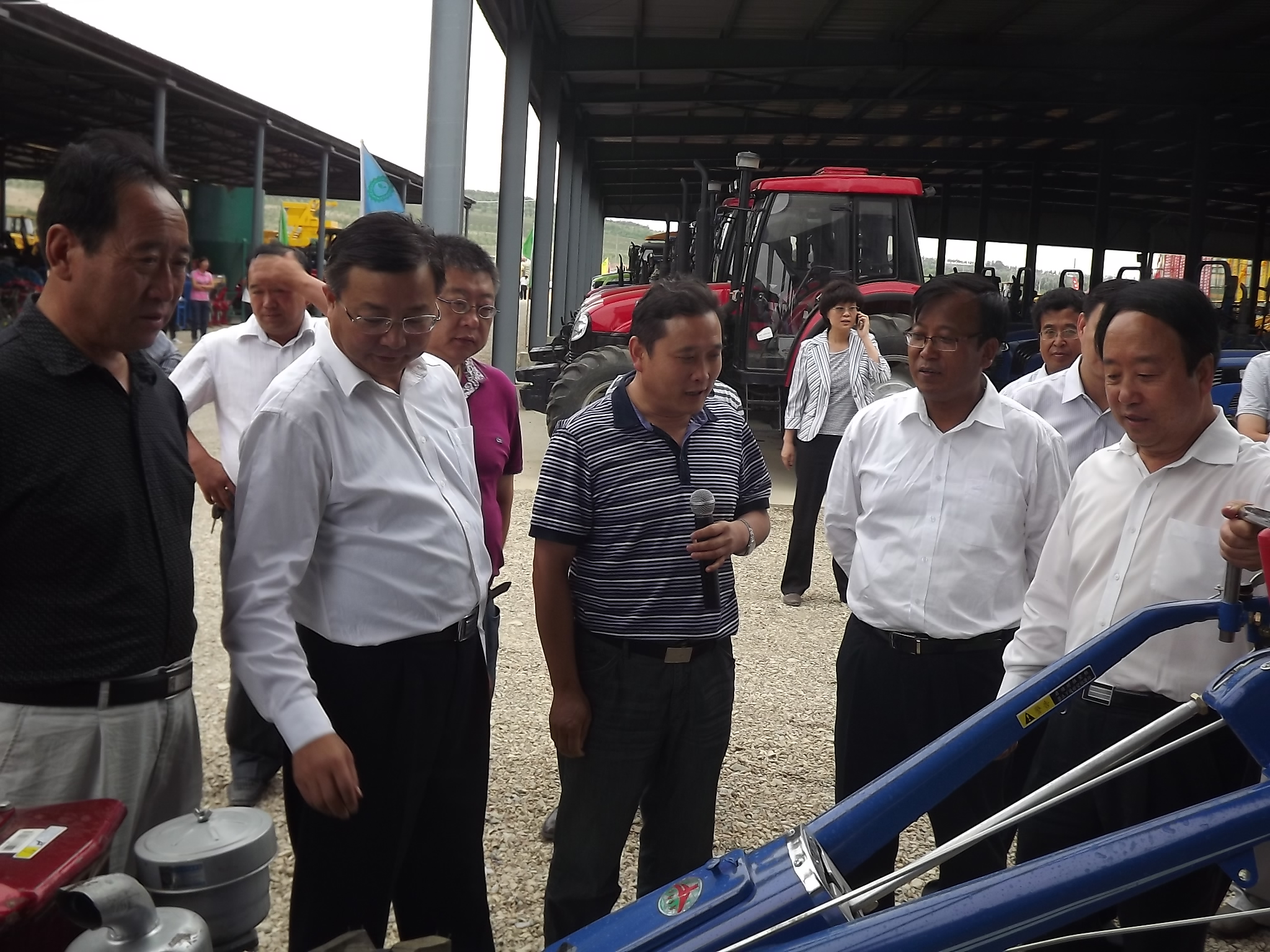 2012年8月13日，自治区政府副主席李锐视察固原农资城农机超市。