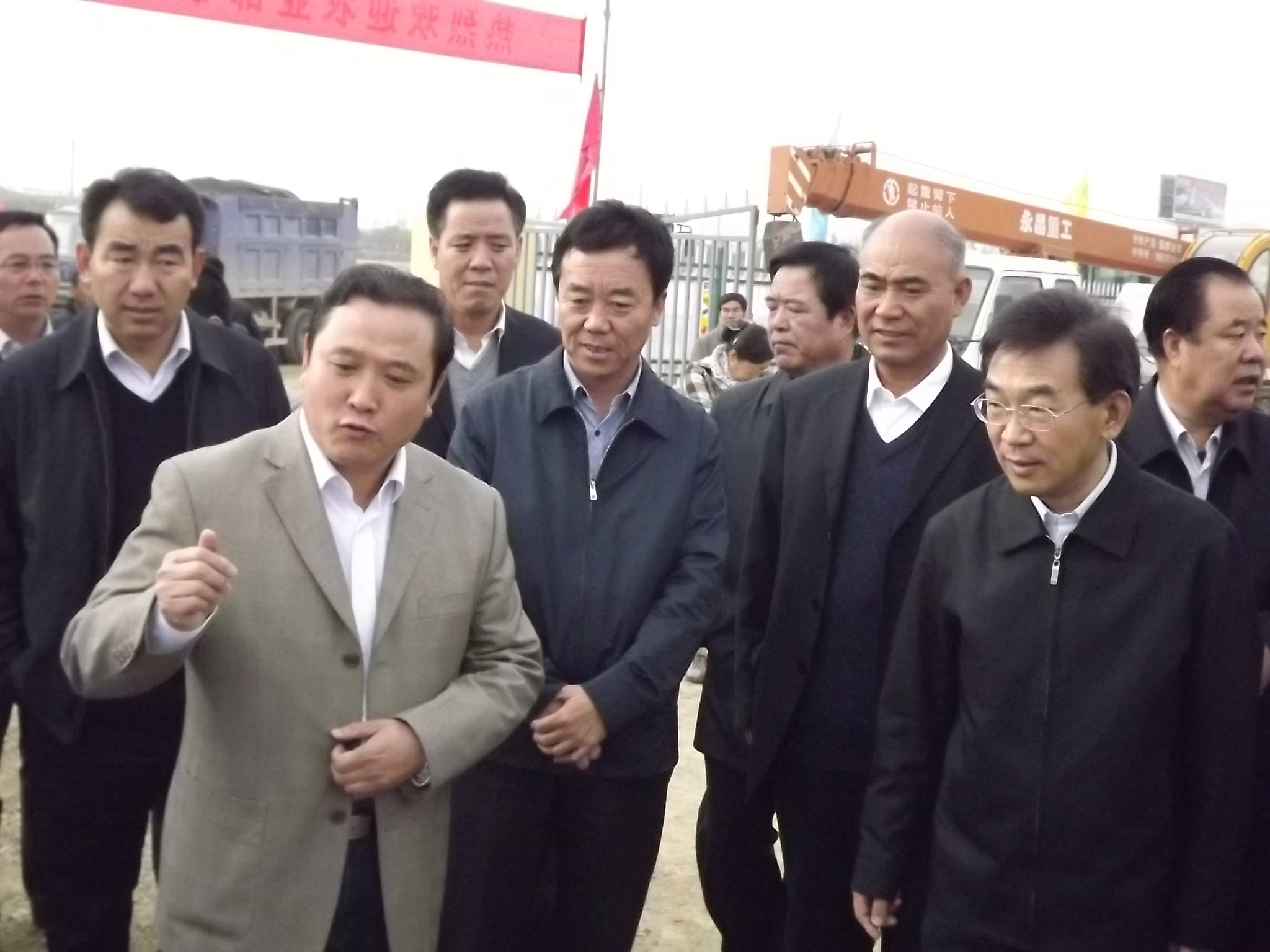 2012年10月12日农业部副部长张桃林、自治区政协副主席袁汉民在区农牧厅厅长赵永彪、固原市市长白尚成陪同下视察。