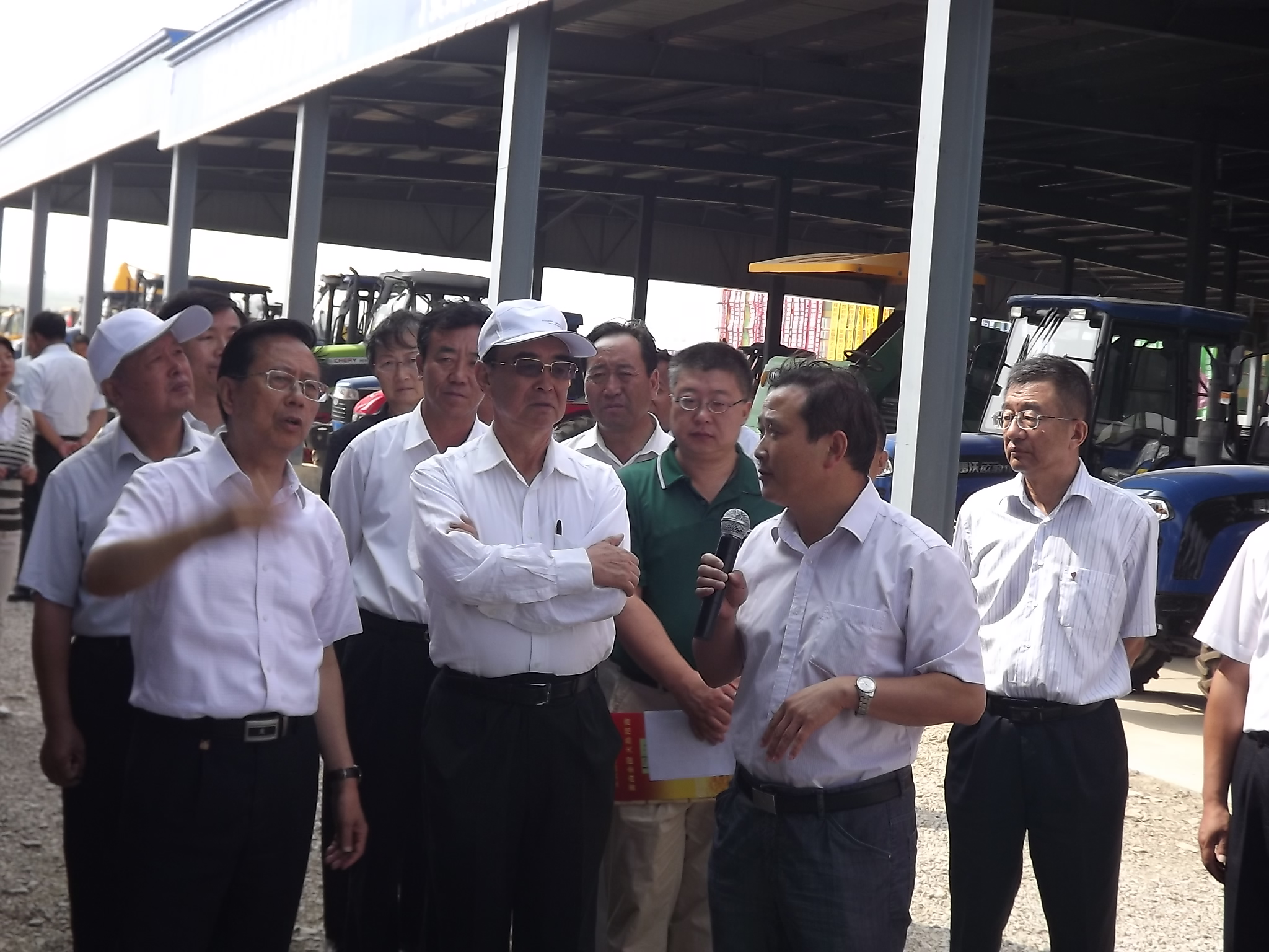 2012年8月10日，全国人大陈昌智副委员长、全国人大民族委员会主任委员马启智、全国人大内务司法委员会副主任委员陈建国一行视察固原农资城